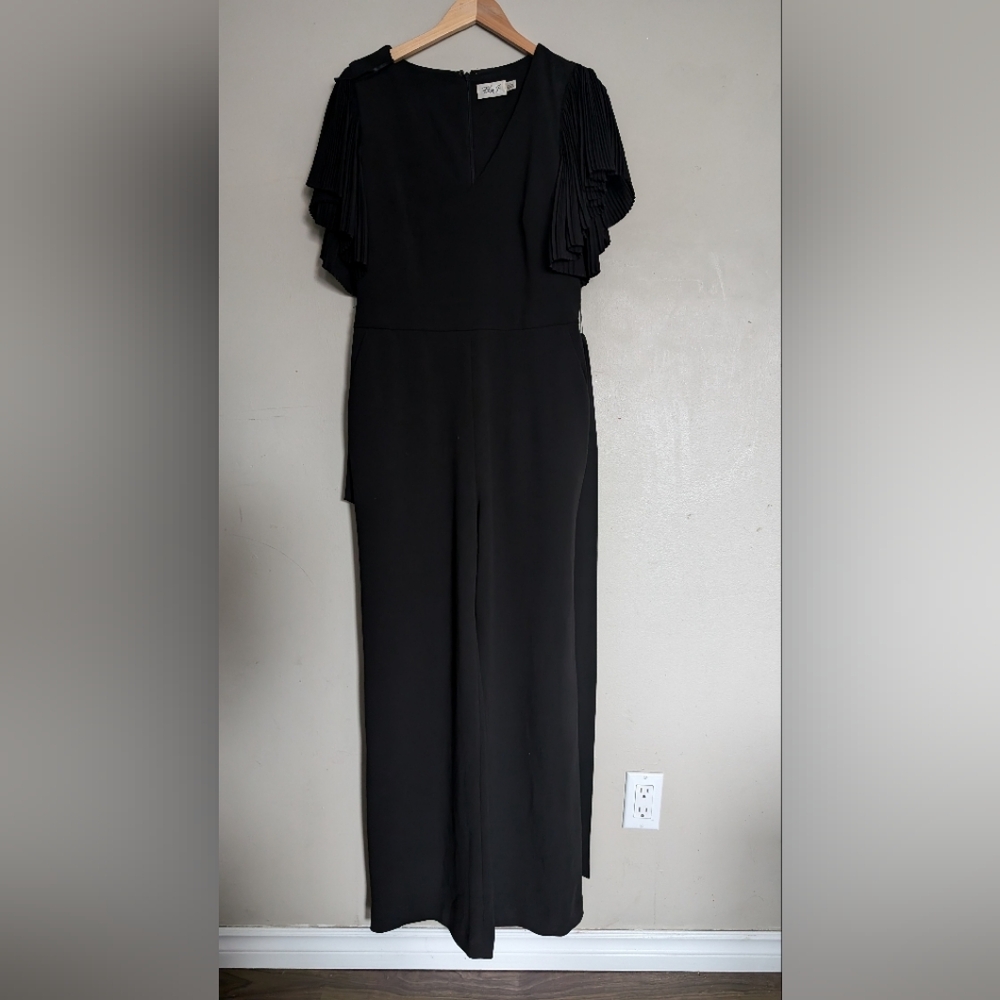 Elegant Black Jumpsuit with Pleated Sleeves